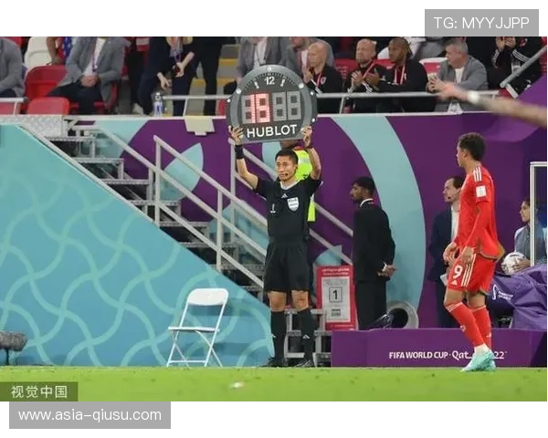 场边第四官员举牌示意补时5分钟,悬念持续到最后